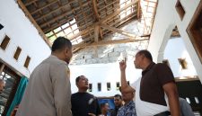 Wali Kota Bekasi, Tri Adhianto, (memakai kaos putih  hitam) turun langsung meninjau lokasi