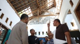 Wali Kota Bekasi, Tri Adhianto, (memakai kaos putih  hitam) turun langsung meninjau lokasi