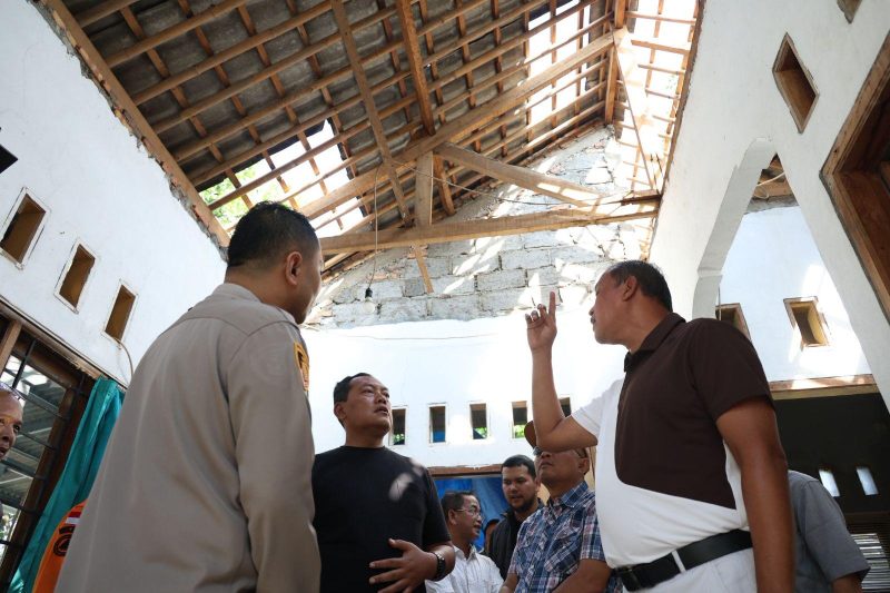 Wali Kota Bekasi, Tri Adhianto, (memakai kaos putih  hitam) turun langsung meninjau lokasi