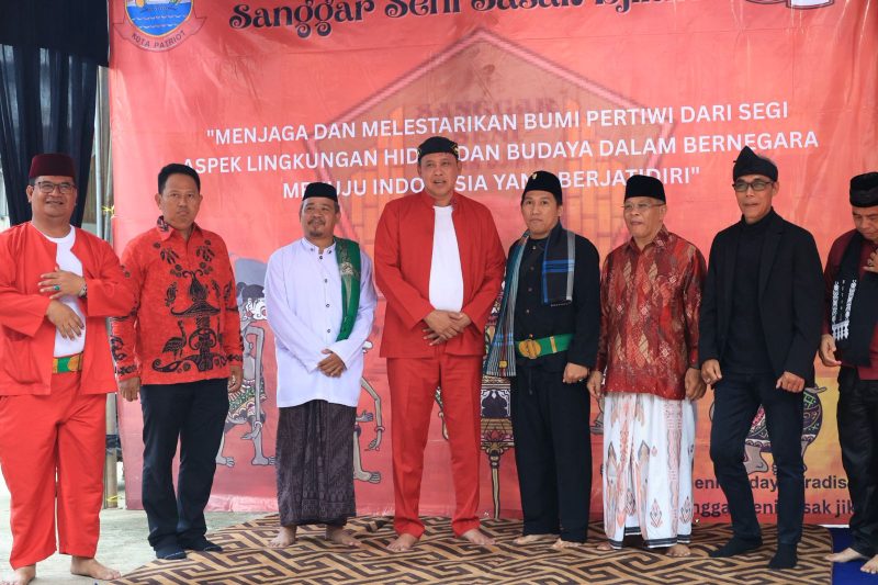 Wali Kota Bekasi, Tri Adhianto, menghadiri kegiatan Sedekah Bumi yang digelar oleh Sanggar Seni Sasak Djikin di wilayah Jatimurni, Kecamatan Pondok Melati