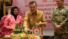 Wakil Wali Kota Bekasi Abdul Harris Bobihoe menghadiri pelantikan sekaligus pengukuhan Ikatan Wanita Sulawesi Selatan (IWSS) Kota Bekasi yang digelar di Ballroom Bekasi Convention Center,Bekasi Barat