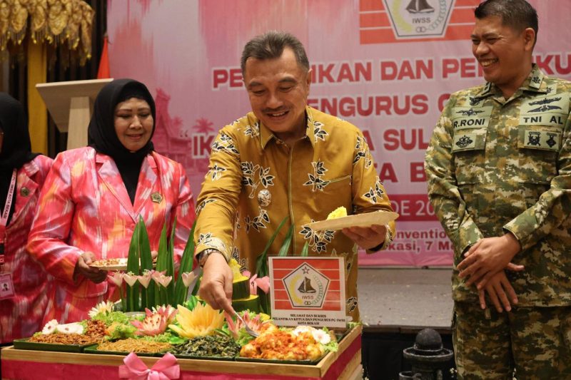 Wakil Wali Kota Bekasi Abdul Harris Bobihoe menghadiri pelantikan sekaligus pengukuhan Ikatan Wanita Sulawesi Selatan (IWSS) Kota Bekasi yang digelar di Ballroom Bekasi Convention Center,Bekasi Barat