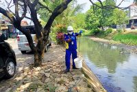 Dinas Lingkungan Hidup (DLH) Kota Bekasi didampingi unsur dari Kelurahan Bojong Rawalumbu menindaklanjuti pengaduan masyarakat terkait dugaan pencemaran air di aliran Kali Rawalumbu
