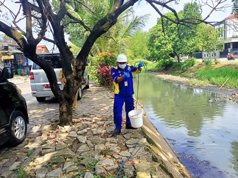Dinas Lingkungan Hidup (DLH) Kota Bekasi didampingi unsur dari Kelurahan Bojong Rawalumbu menindaklanjuti pengaduan masyarakat terkait dugaan pencemaran air di aliran Kali Rawalumbu