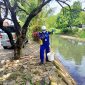 Dinas Lingkungan Hidup (DLH) Kota Bekasi didampingi unsur dari Kelurahan Bojong Rawalumbu menindaklanjuti pengaduan masyarakat terkait dugaan pencemaran air di aliran Kali Rawalumbu
