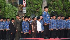 Upacara dipimpin langsung oleh Pelaksana Harian (Plh) Wali Kota Bekasi, Abdul Harris Bobihoe, dan dihadiri unsur Forum Koordinasi Pimpinan Daerah (Forkopimda), aparatur sipil negara, serta jajaran Pemerintah Kota Bekasi.