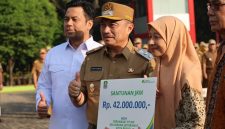 Plh Wali Kota Abdul Harris Bobihoe pimpin apel pagi seluruh aparatur.