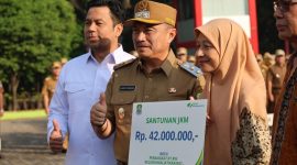 Plh Wali Kota Abdul Harris Bobihoe pimpin apel pagi seluruh aparatur.
