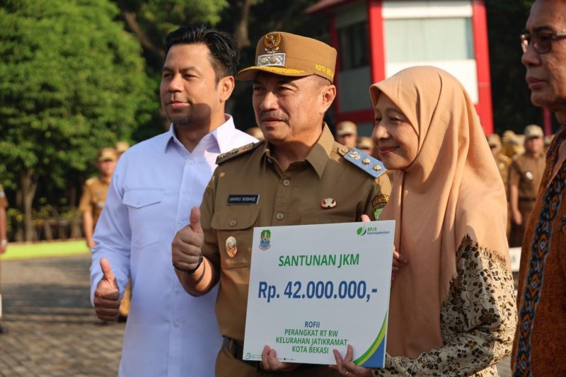 Plh Wali Kota Abdul Harris Bobihoe pimpin apel pagi seluruh aparatur.