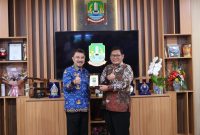 Wakil Wali Kota Bekasi Abdul Harris Bobihoe (Batik warna biru) dan Komisioner Pendidikan dan Penyuluhan Komnas HAM, Abdul Harris Semendawai (batik warna coklat)