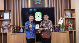 Wakil Wali Kota Bekasi Abdul Harris Bobihoe (Batik warna biru) dan Komisioner Pendidikan dan Penyuluhan Komnas HAM, Abdul Harris Semendawai (batik warna coklat)