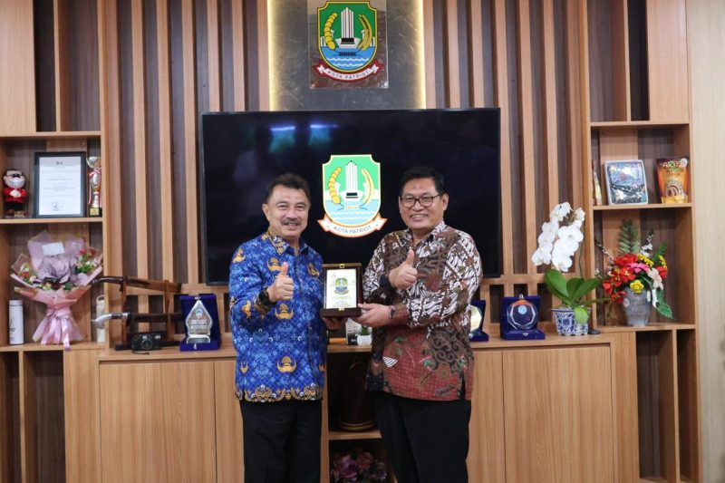 Wakil Wali Kota Bekasi Abdul Harris Bobihoe (Batik warna biru) dan Komisioner Pendidikan dan Penyuluhan Komnas HAM, Abdul Harris Semendawai (batik warna coklat)