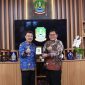 Wakil Wali Kota Bekasi Abdul Harris Bobihoe (Batik warna biru) dan Komisioner Pendidikan dan Penyuluhan Komnas HAM, Abdul Harris Semendawai (batik warna coklat)